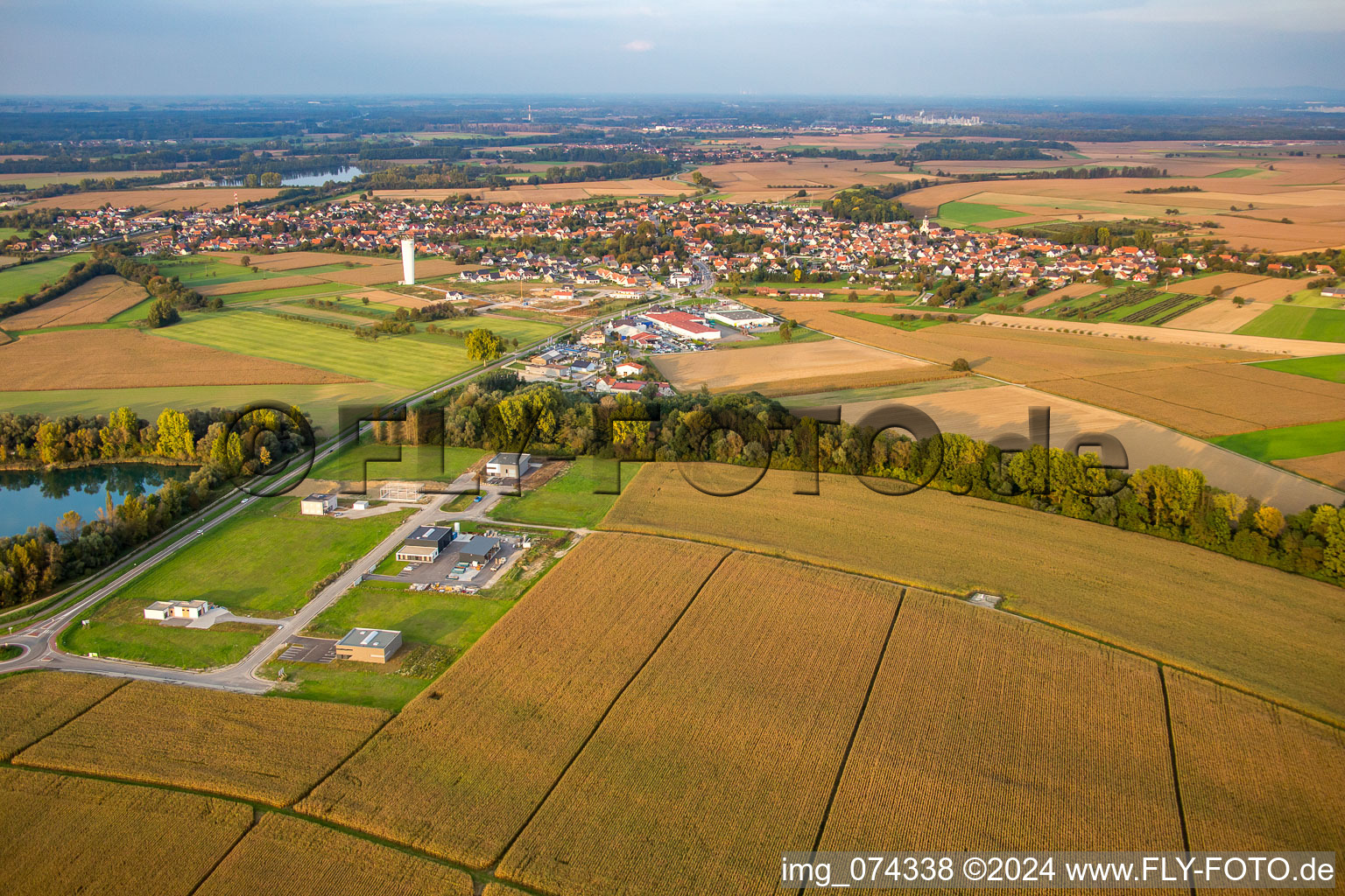 Vue aérienne de Du sud-ouest à Rœschwoog dans le département Bas Rhin, France