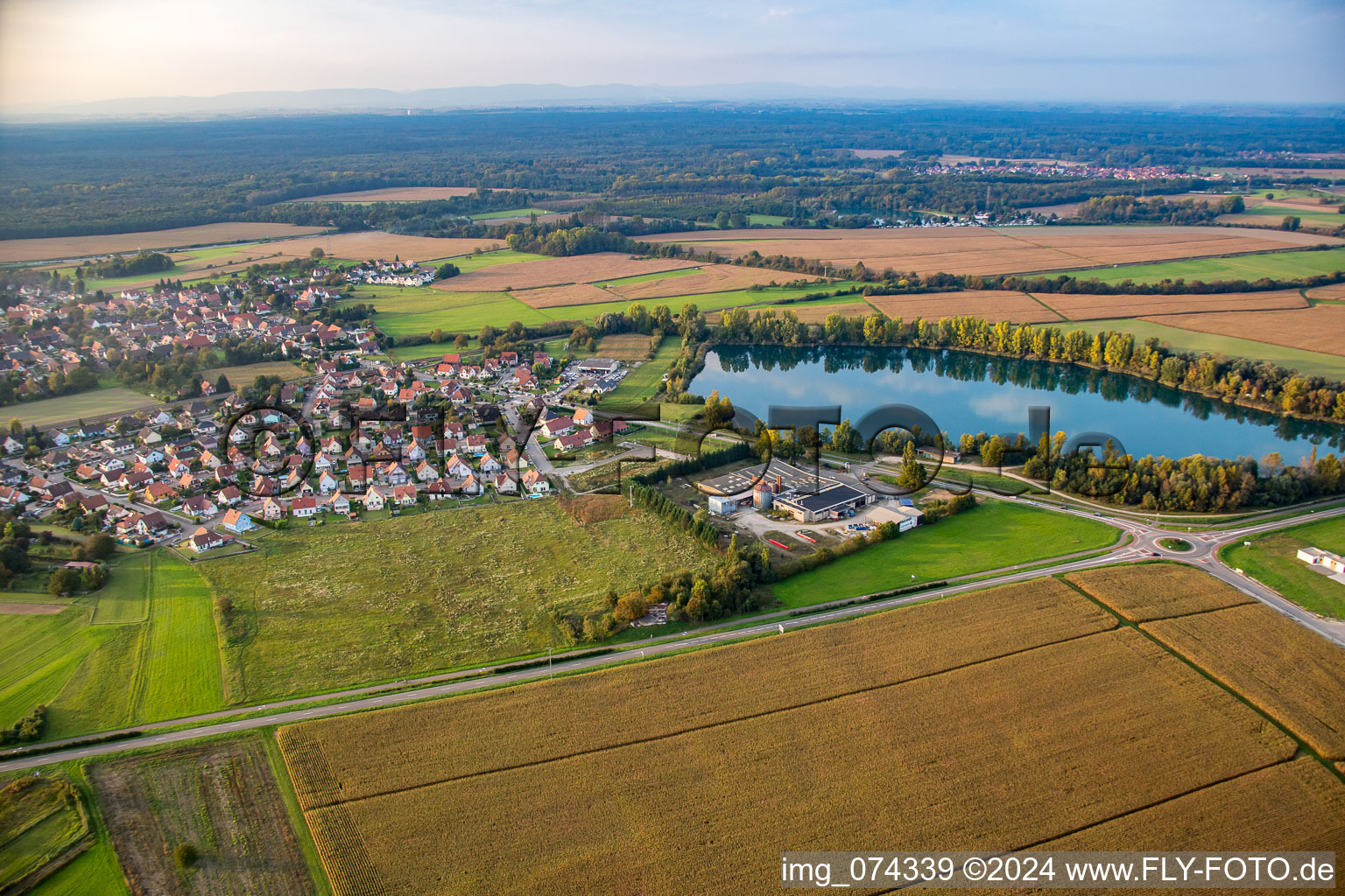 Vue aérienne de Du sud-est à Rountzenheim dans le département Bas Rhin, France