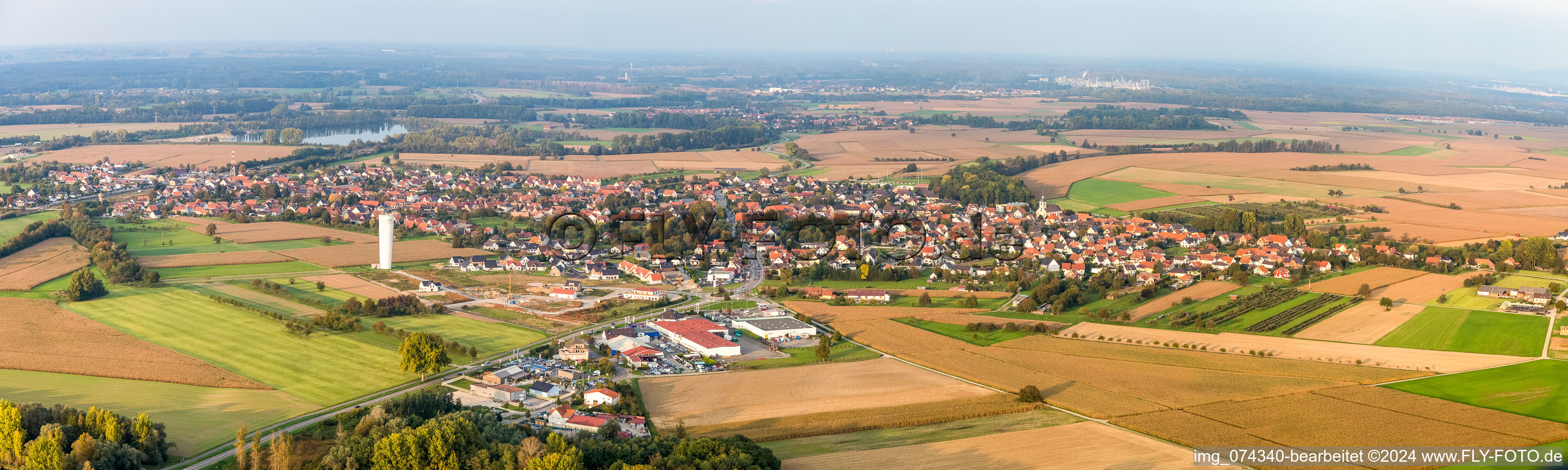 Vue aérienne de Perspective panoramique Roeschwoog à Rœschwoog dans le département Bas Rhin, France