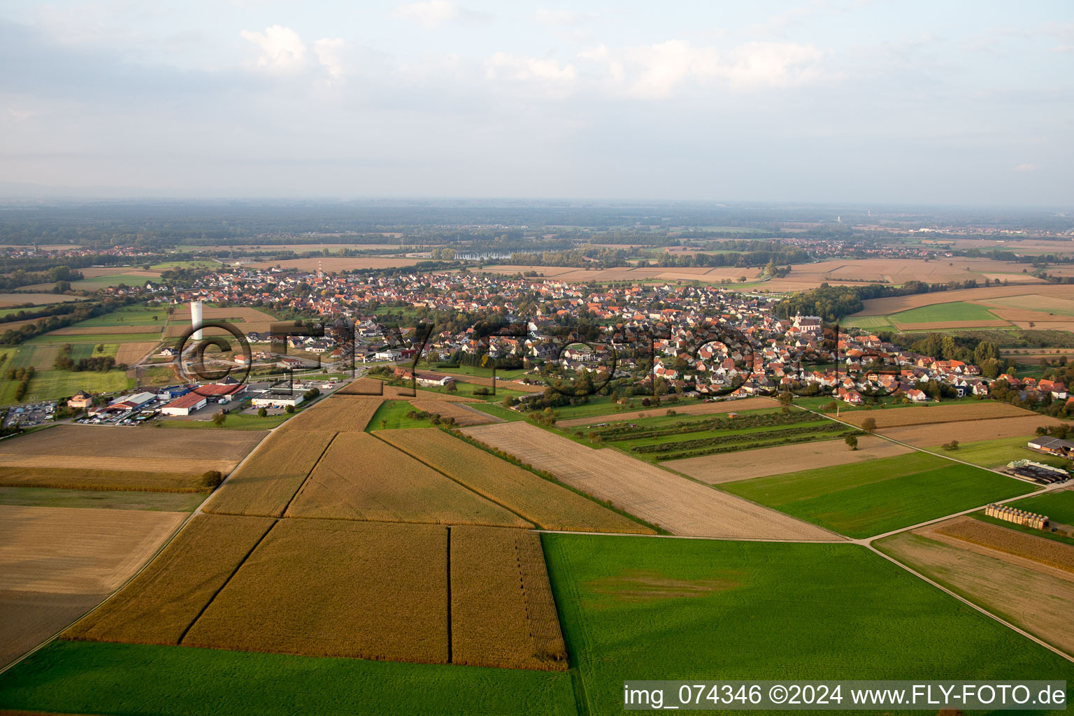 Vue aérienne de Rœschwoog dans le département Bas Rhin, France