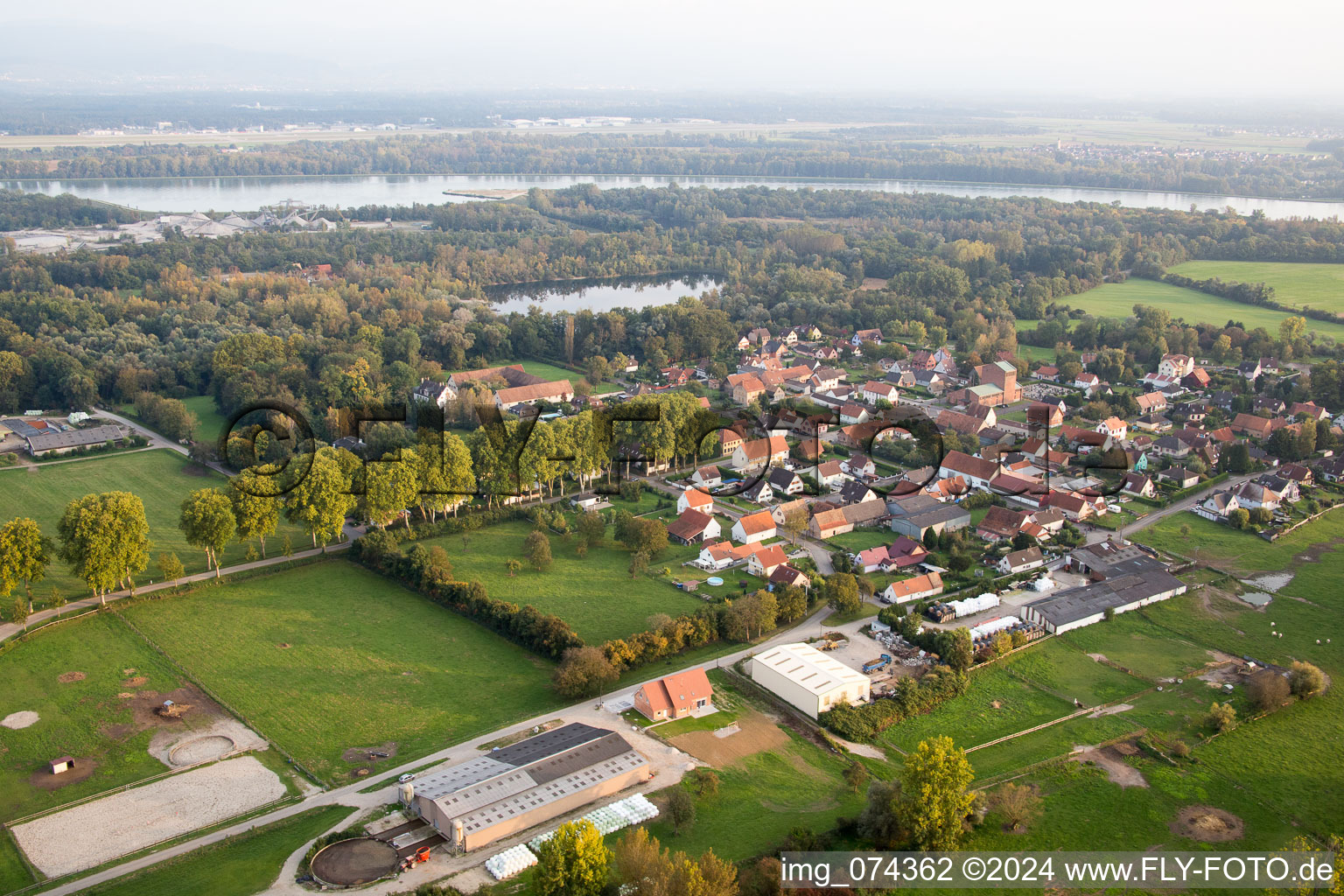 Vue aérienne de Zones riveraines du Rhin à Fort-Louis dans le département Bas Rhin, France