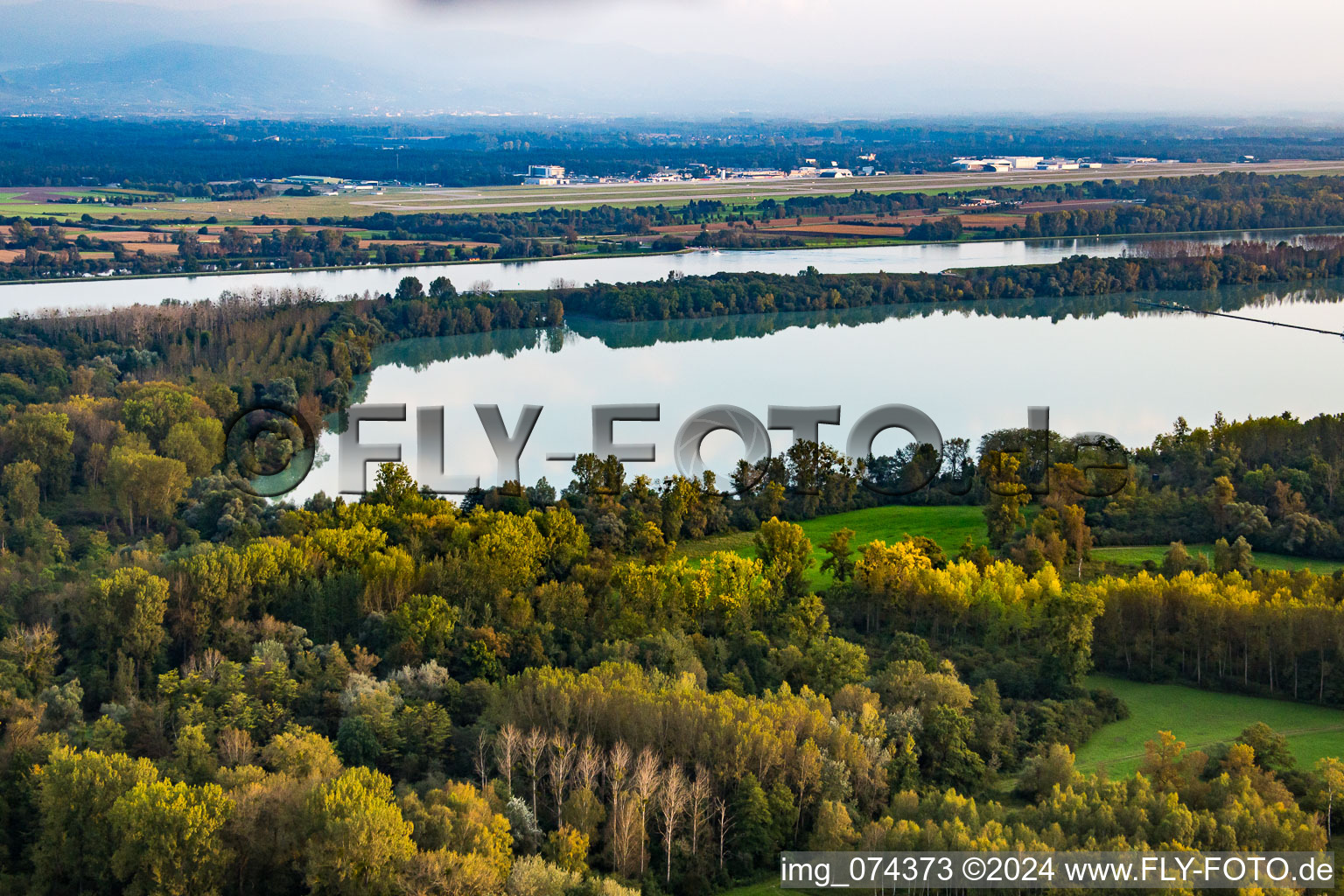 Photographie aérienne de Aéroport de Baden depuis l'ouest à le quartier Söllingen in Rheinmünster dans le département Bade-Wurtemberg, Allemagne