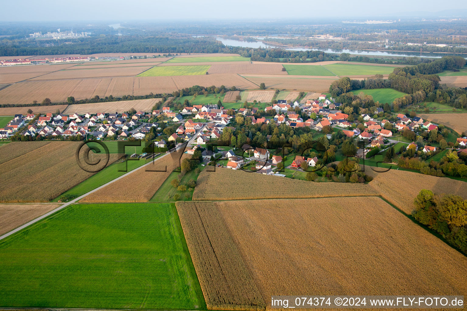 Vue aérienne de Neuhaeusel dans le département Bas Rhin, France