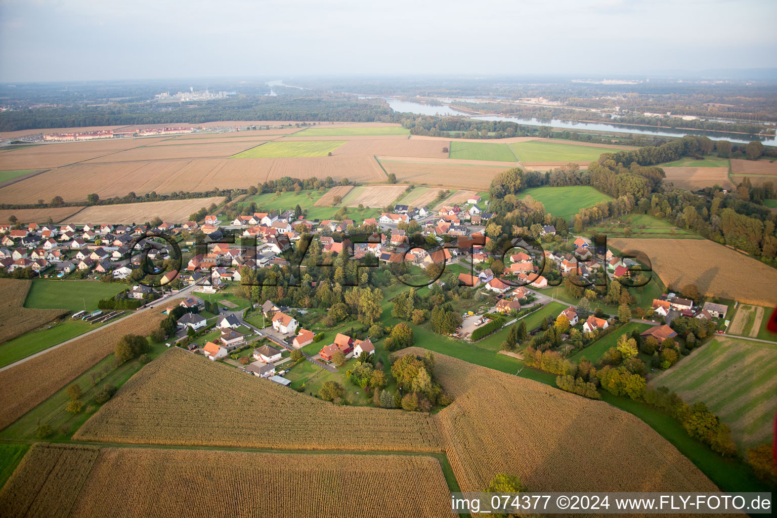 Neuhaeusel dans le département Bas Rhin, France d'en haut