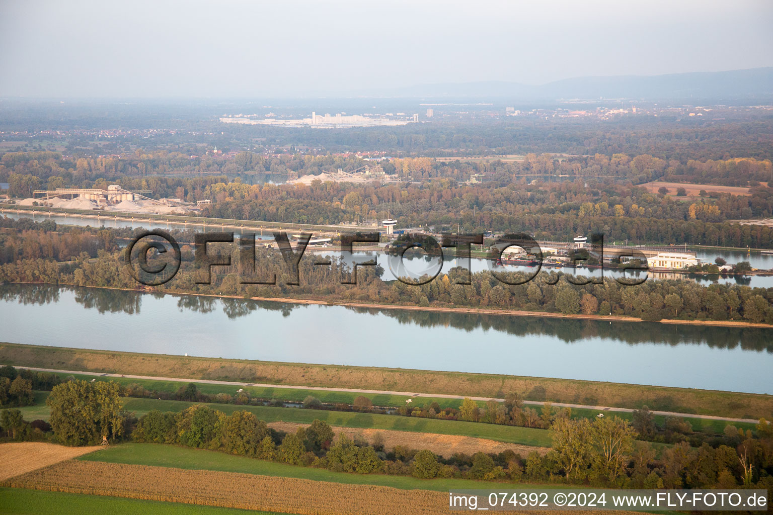 Vue aérienne de Écluse à Iffezheim dans le département Bade-Wurtemberg, Allemagne