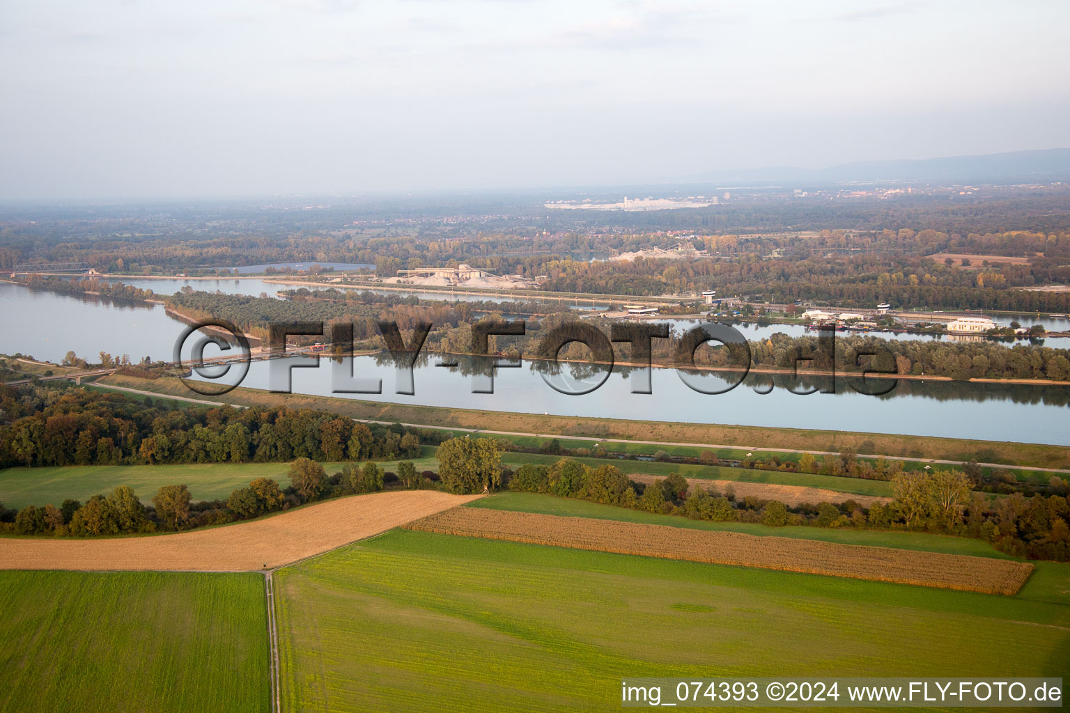 Vue aérienne de Écluse à Iffezheim dans le département Bade-Wurtemberg, Allemagne