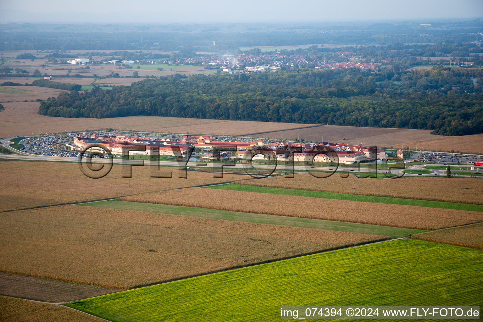 Vue aérienne de Centre de marques de style à Roppenheim dans le département Bas Rhin, France