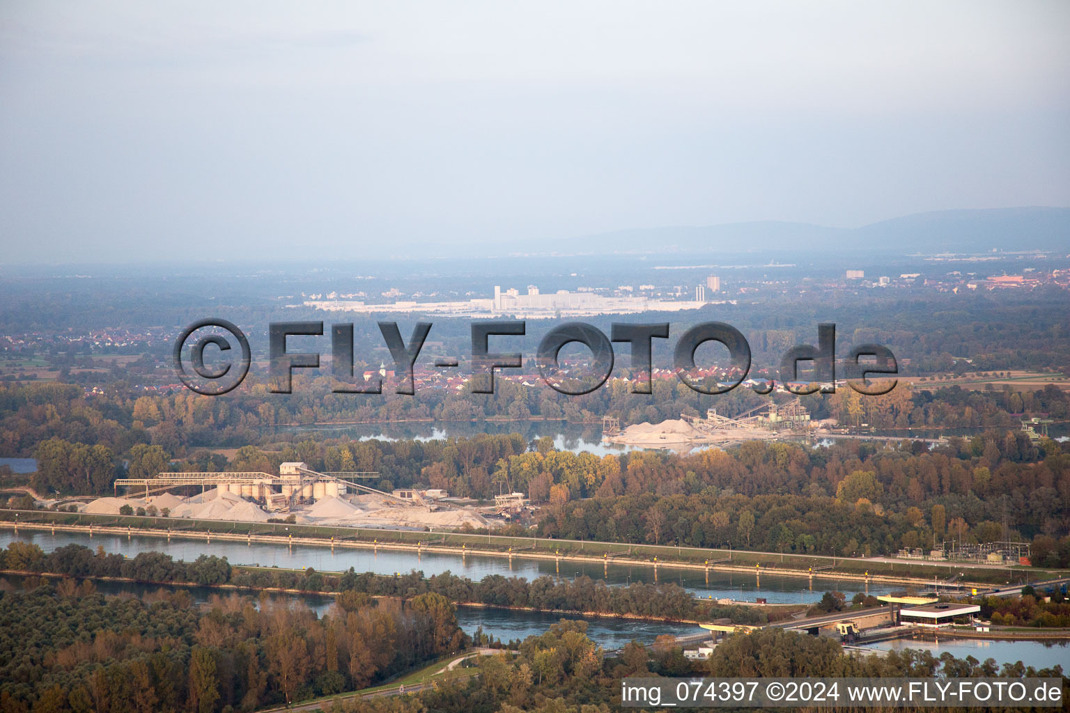 Vue oblique de Écluse à Iffezheim dans le département Bade-Wurtemberg, Allemagne