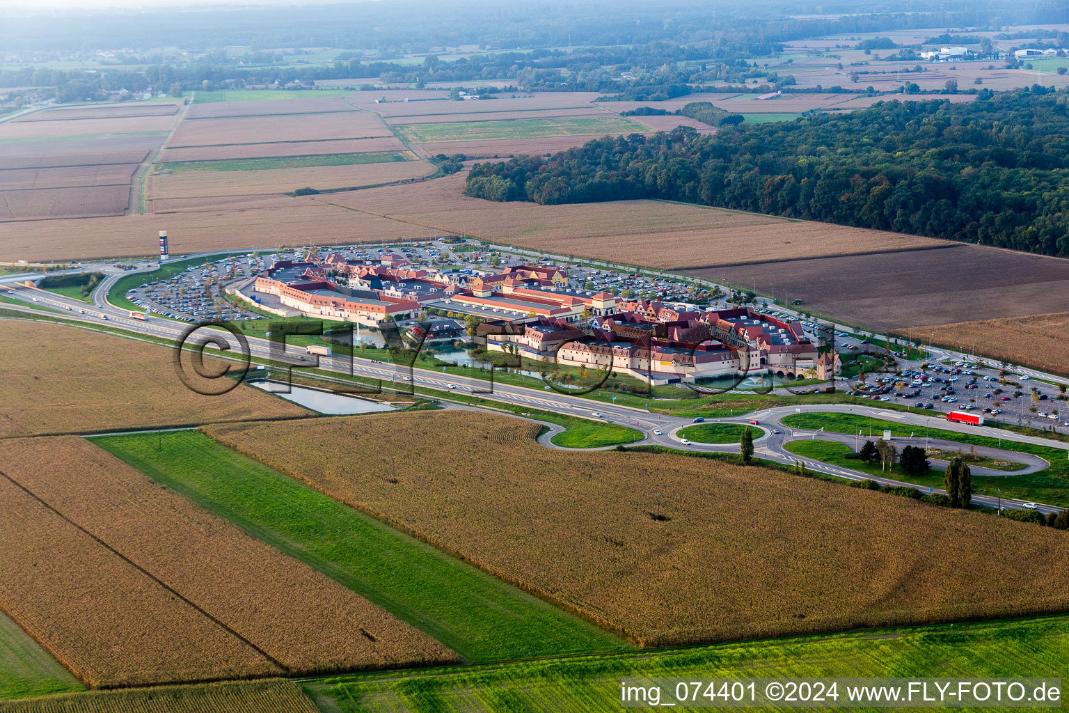 Vue aérienne de Centre commercial Roppenheim The Style Outlets à Roppenheim dans le département Bas Rhin, France