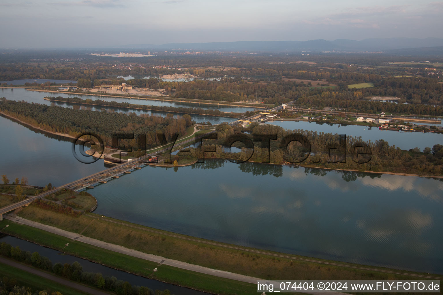 Vue aérienne de Systèmes d'écluses de l'Office des eaux et de la navigation de Fribourg et d'EnBW Energie Baden-Württemberg AG, centrale électrique du Rhin Iffezheim sur les rives de la voie navigable du Rhin à Iffezheim dans le département Bade-Wurtemberg, Allemagne