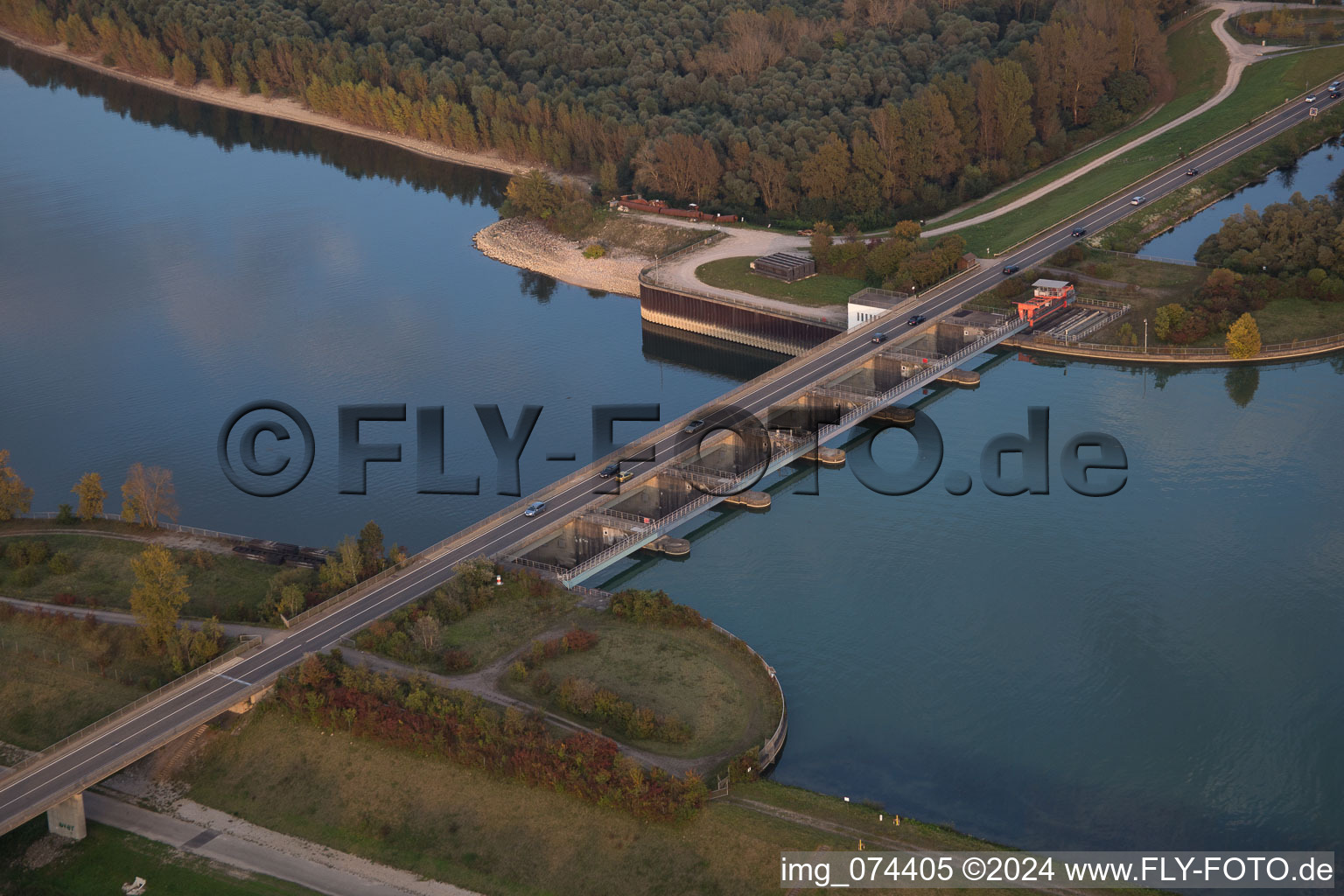 Photographie aérienne de Systèmes d'écluses de l'Office des eaux et de la navigation de Fribourg et d'EnBW Energie Baden-Württemberg AG, centrale électrique du Rhin Iffezheim sur les rives de la voie navigable du Rhin à Iffezheim dans le département Bade-Wurtemberg, Allemagne