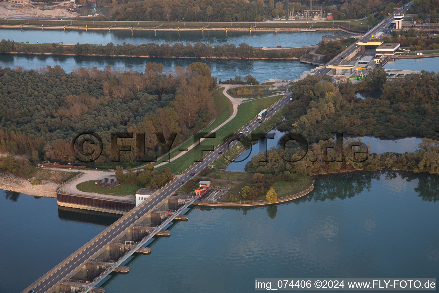 Vue oblique de Systèmes d'écluses de l'Office des eaux et de la navigation de Fribourg et d'EnBW Energie Baden-Württemberg AG, centrale électrique du Rhin Iffezheim sur les rives de la voie navigable du Rhin à Iffezheim dans le département Bade-Wurtemberg, Allemagne