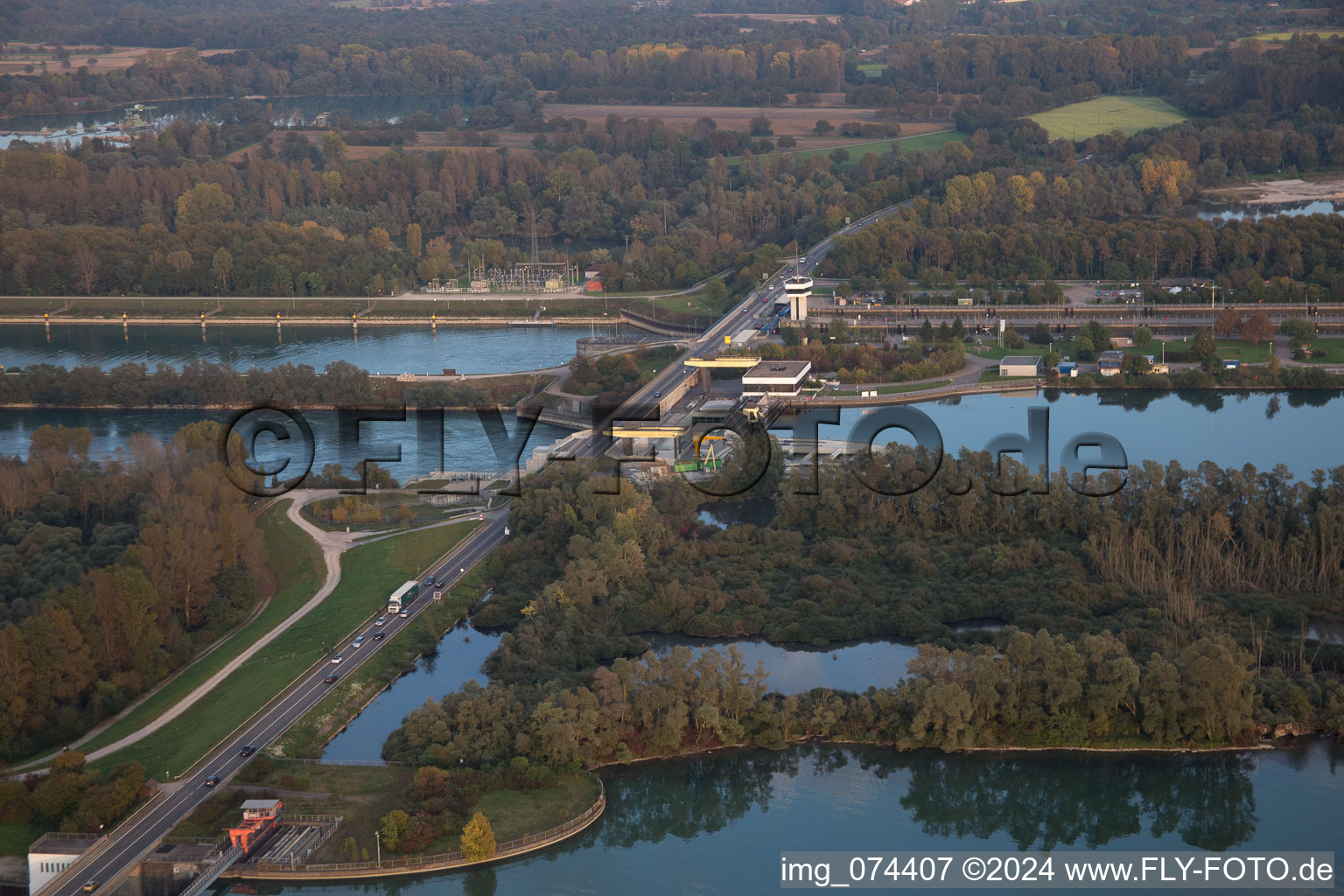 Systèmes d'écluses de l'Office des eaux et de la navigation de Fribourg et d'EnBW Energie Baden-Württemberg AG, centrale électrique du Rhin Iffezheim sur les rives de la voie navigable du Rhin à Iffezheim dans le département Bade-Wurtemberg, Allemagne d'en haut