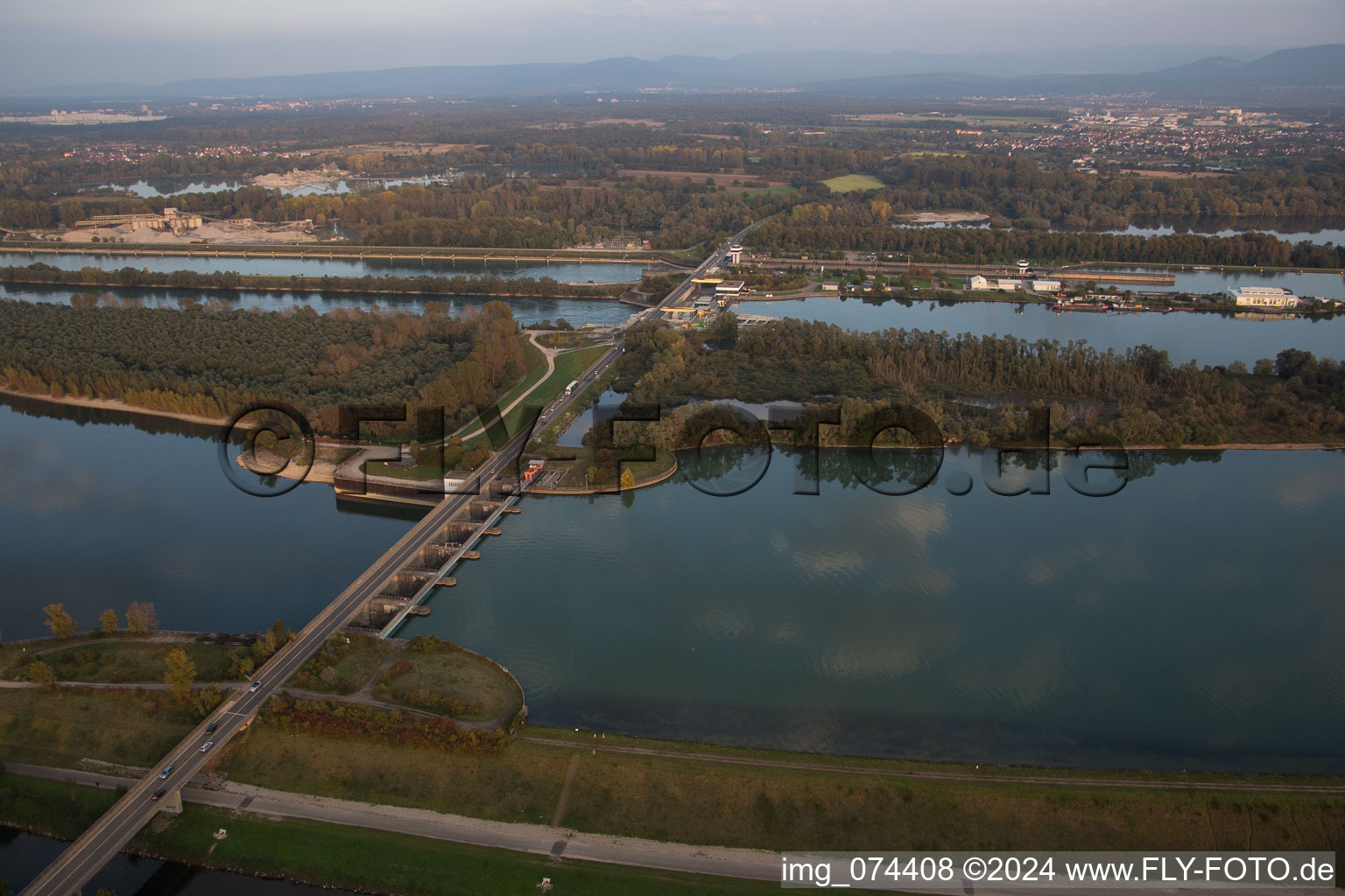 Systèmes d'écluses de l'Office des eaux et de la navigation de Fribourg et d'EnBW Energie Baden-Württemberg AG, centrale électrique du Rhin Iffezheim sur les rives de la voie navigable du Rhin à Iffezheim dans le département Bade-Wurtemberg, Allemagne hors des airs