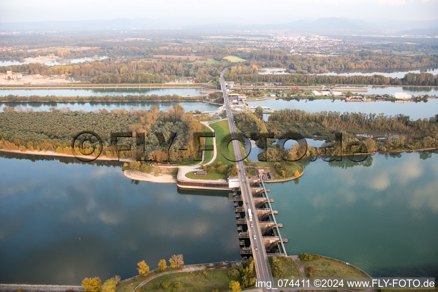 Écluse à Iffezheim dans le département Bade-Wurtemberg, Allemagne vue d'en haut