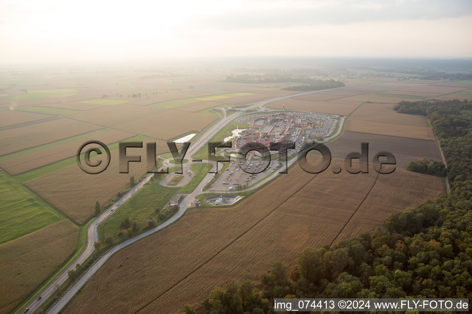 Vue oblique de Centre de marques de style à Roppenheim dans le département Bas Rhin, France