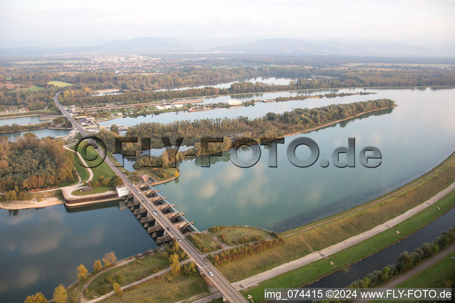 Écluse à Iffezheim dans le département Bade-Wurtemberg, Allemagne depuis l'avion