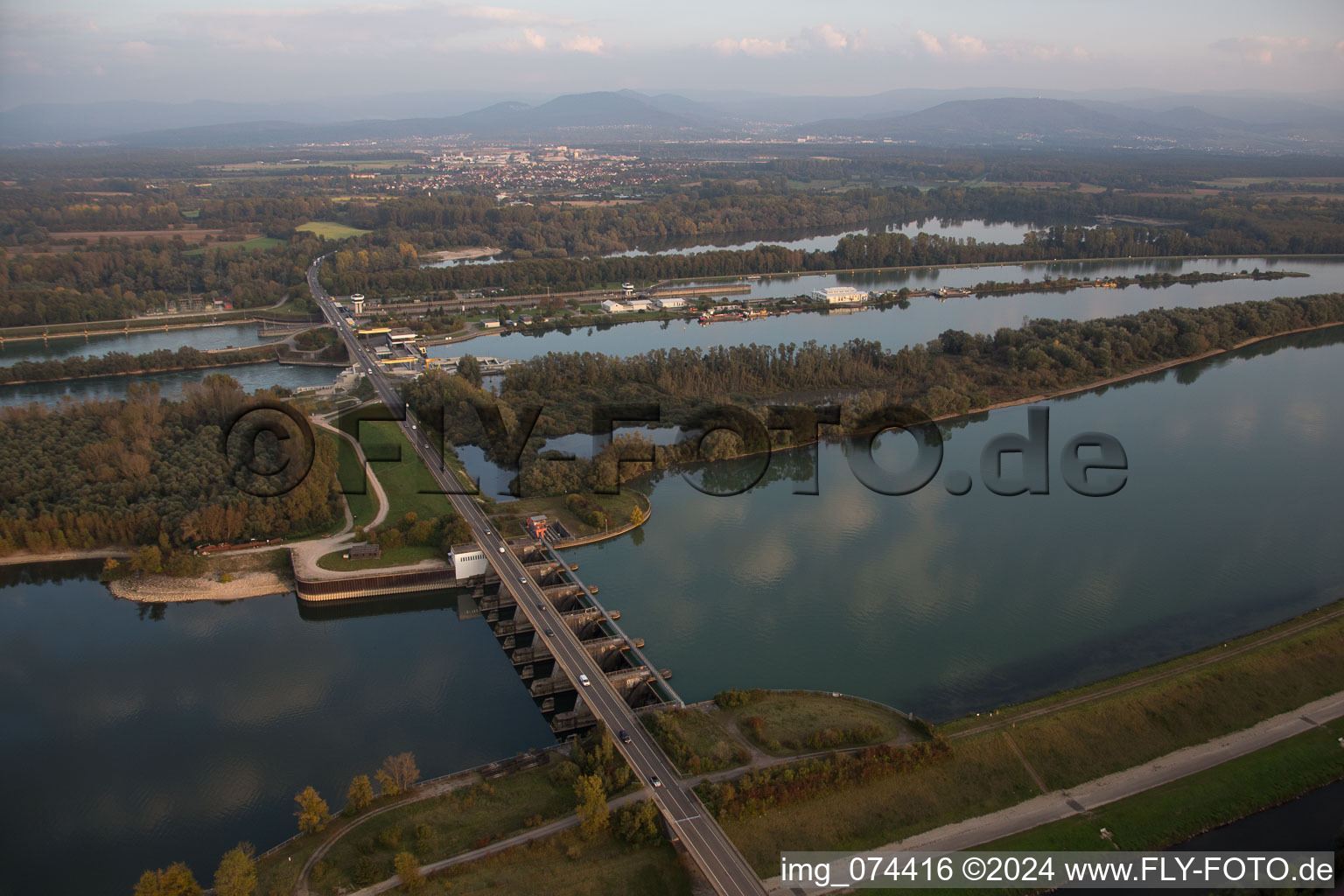 Systèmes d'écluses de l'Office des eaux et de la navigation de Fribourg et d'EnBW Energie Baden-Württemberg AG, centrale électrique du Rhin Iffezheim sur les rives de la voie navigable du Rhin à Iffezheim dans le département Bade-Wurtemberg, Allemagne vue d'en haut