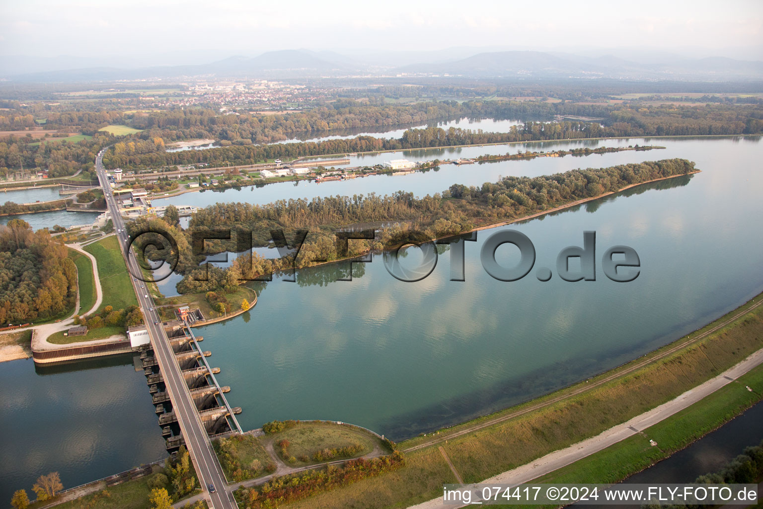 Vue d'oiseau de Écluse à Iffezheim dans le département Bade-Wurtemberg, Allemagne