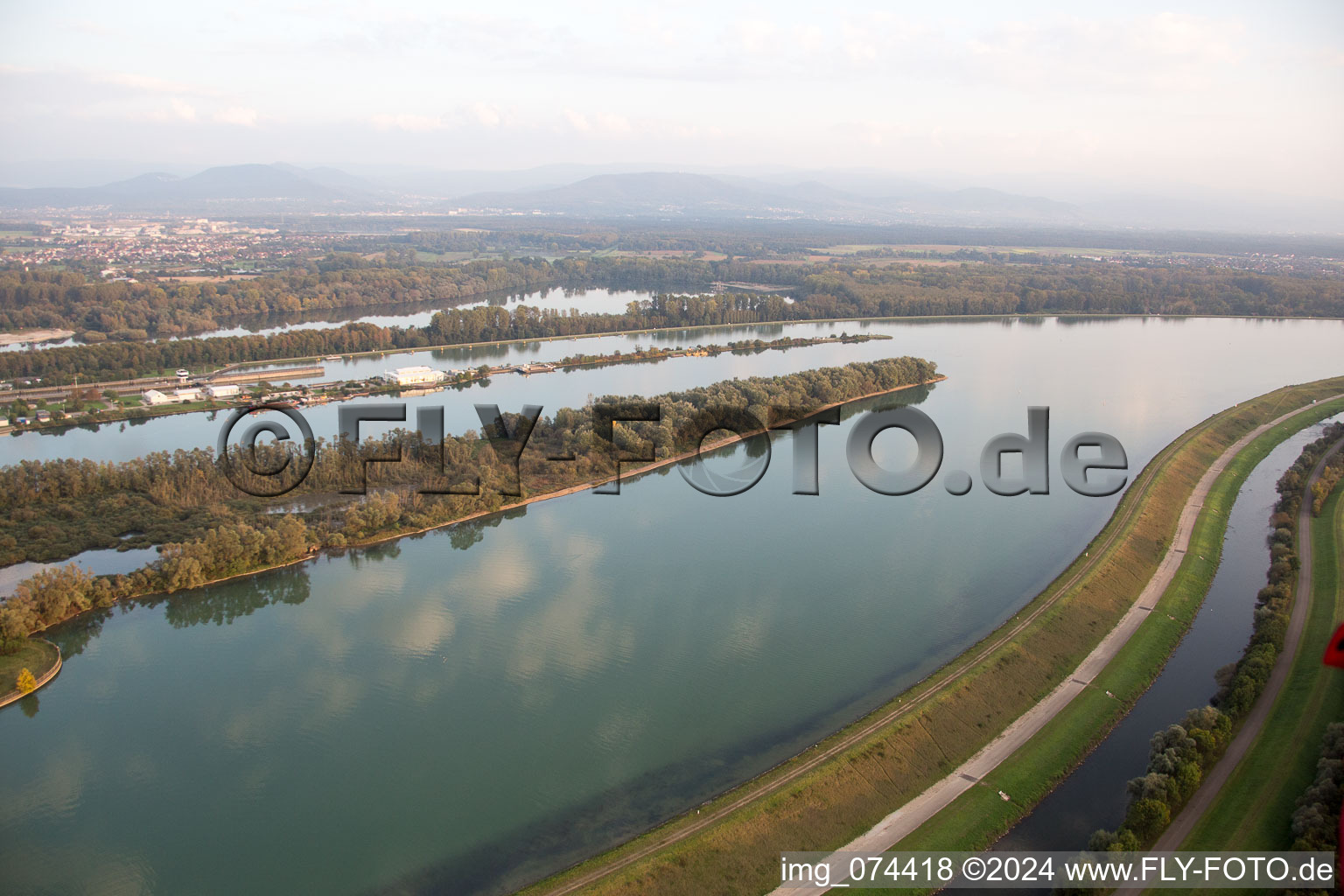 Écluse à Iffezheim dans le département Bade-Wurtemberg, Allemagne vue du ciel