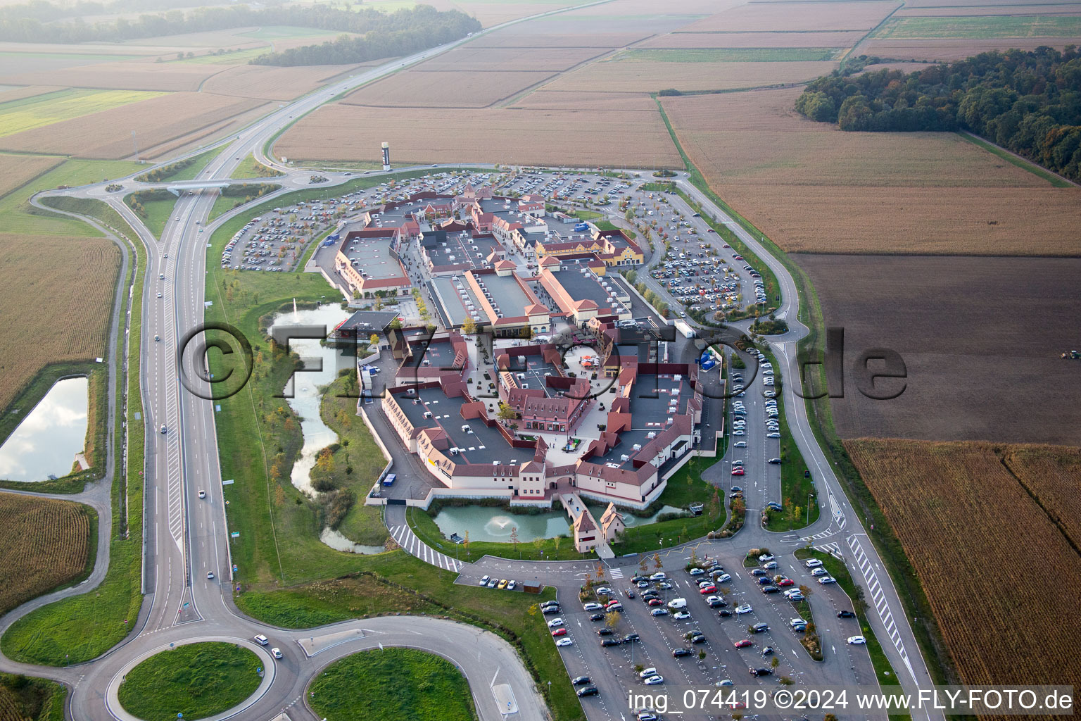 Centre de marques de style à Roppenheim dans le département Bas Rhin, France d'en haut