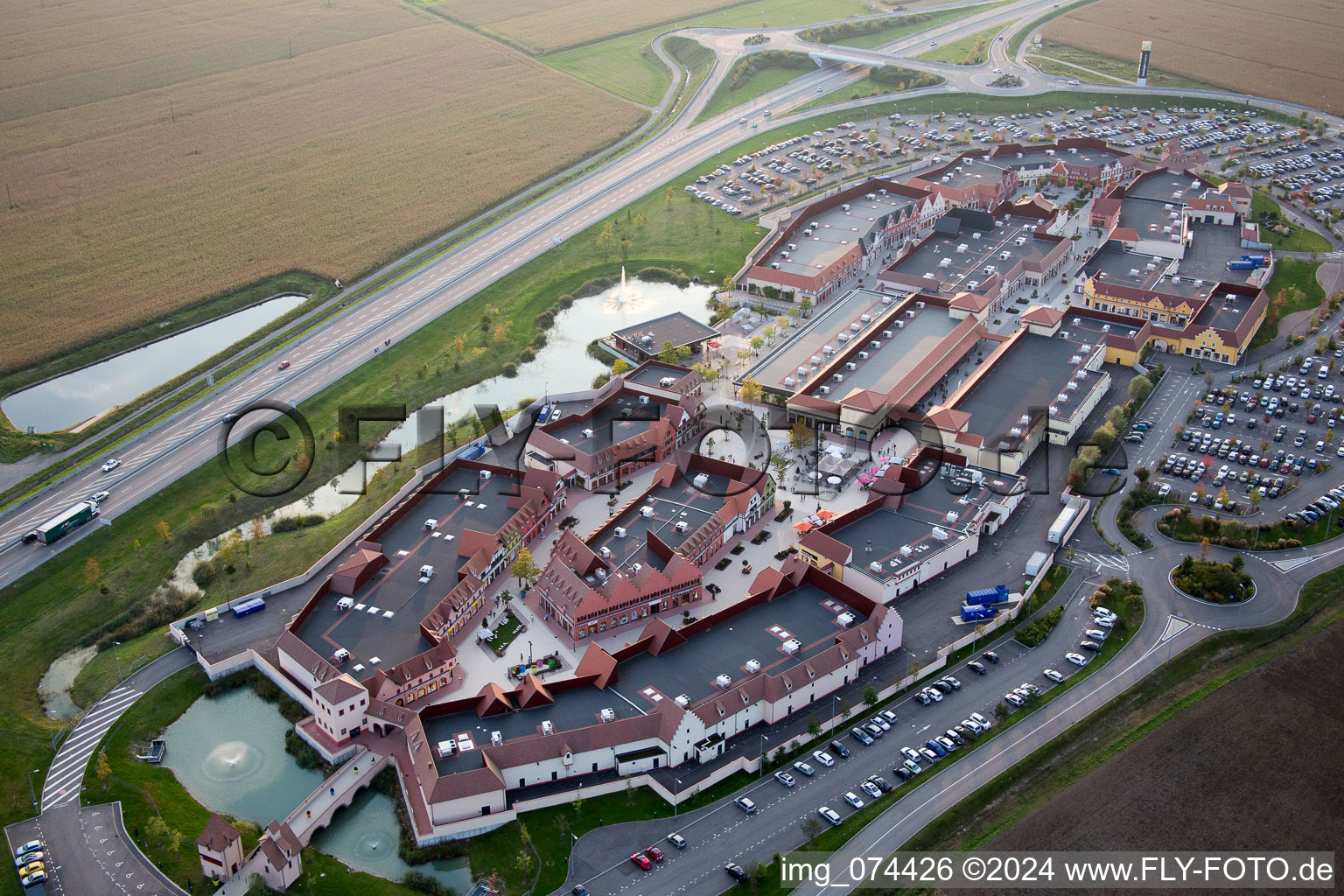 Vue aérienne de Centre commercial The North Face Outlet à Roppenheim dans le département Bas Rhin, France