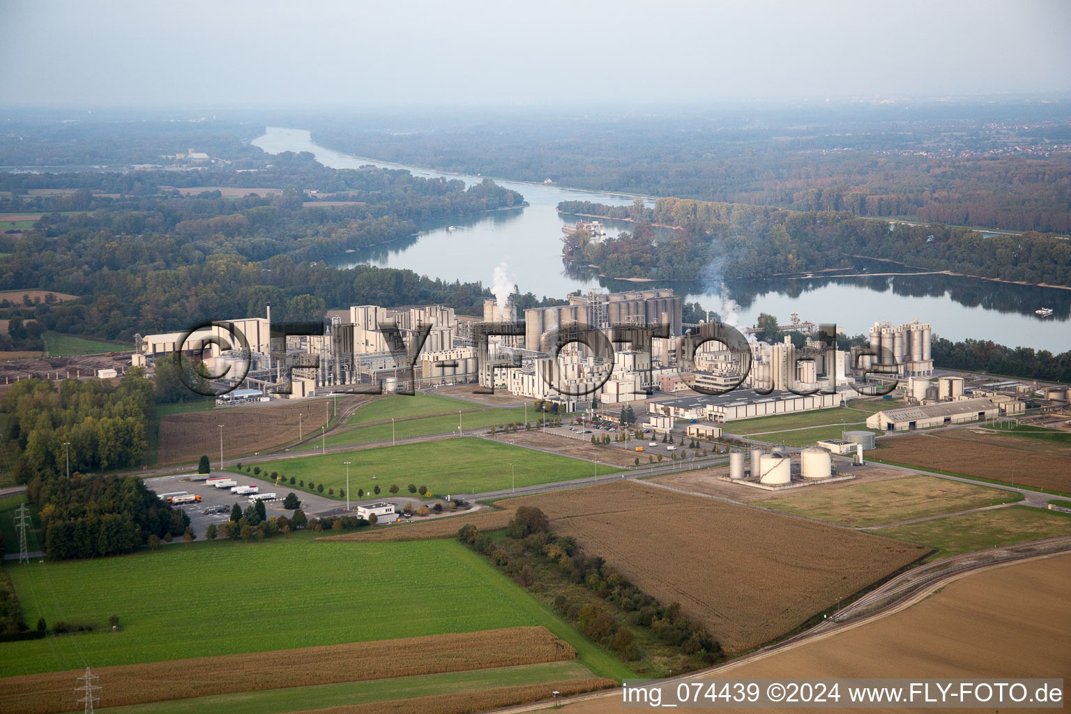 Vue aérienne de Industrie à Beinheim dans le département Bas Rhin, France