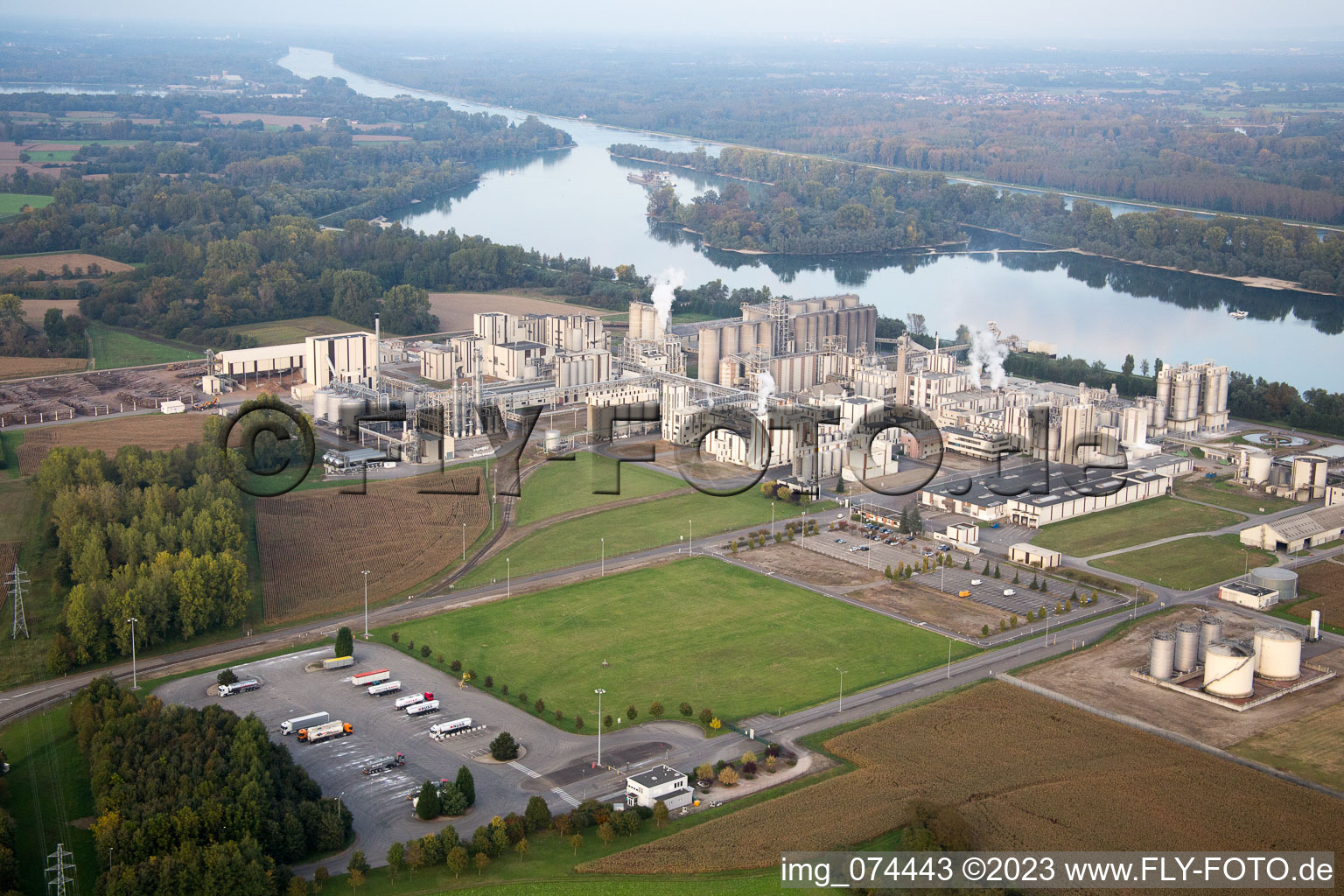 Vue aérienne de Industrie à Beinheim dans le département Bas Rhin, France