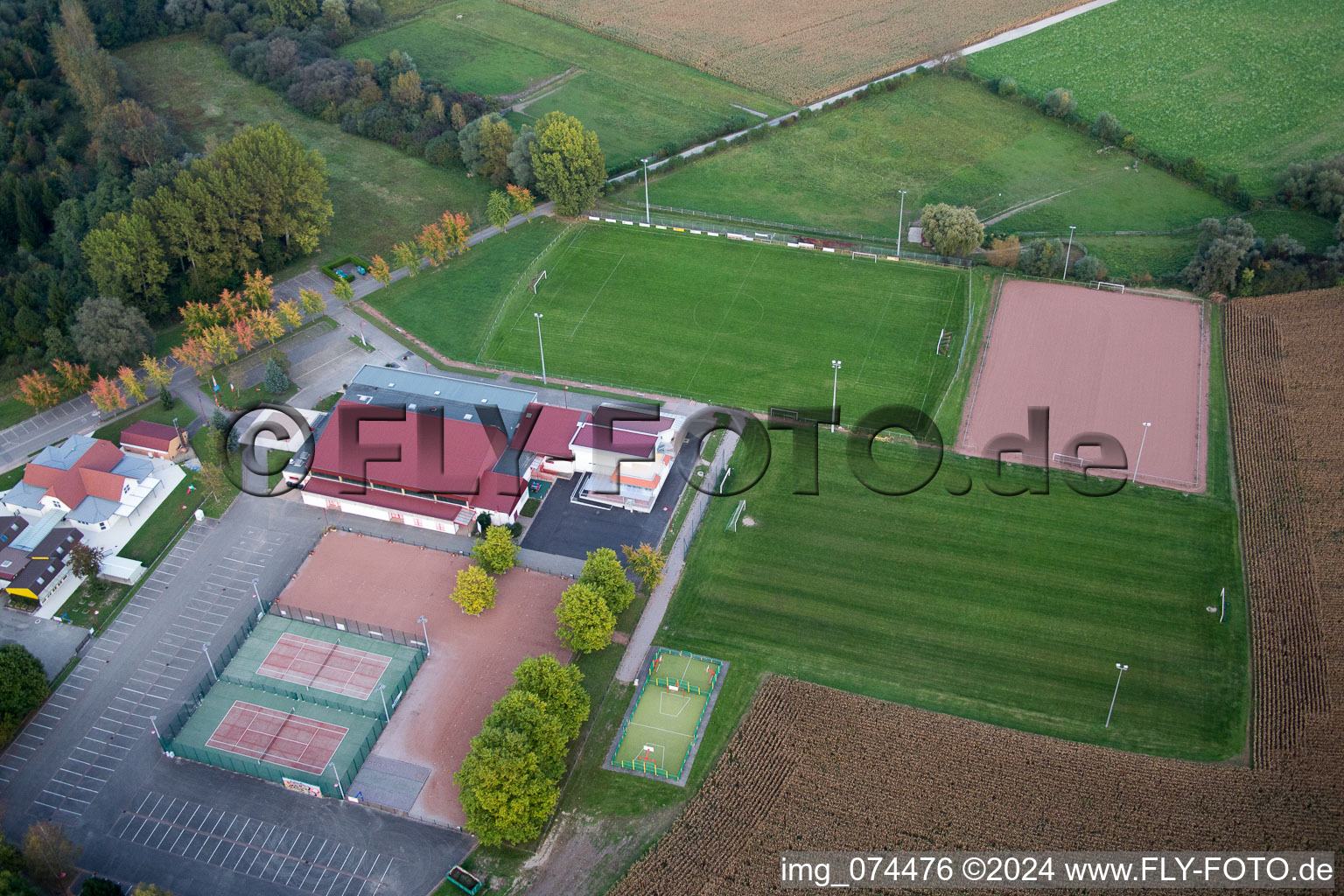 Vue aérienne de Aire d'atterrissage extérieure parfaite dans le CTR à Beinheim dans le département Bas Rhin, France