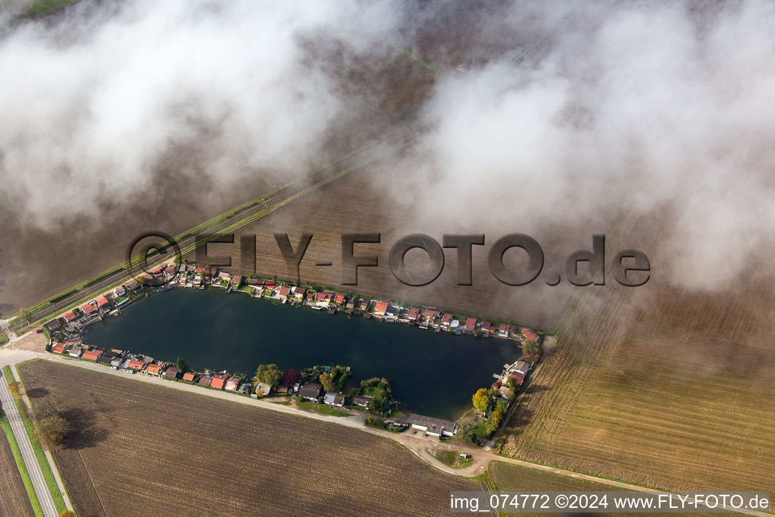 Vue aérienne de Burgsee sous les nuages à le quartier Hofheim in Lampertheim dans le département Hesse, Allemagne