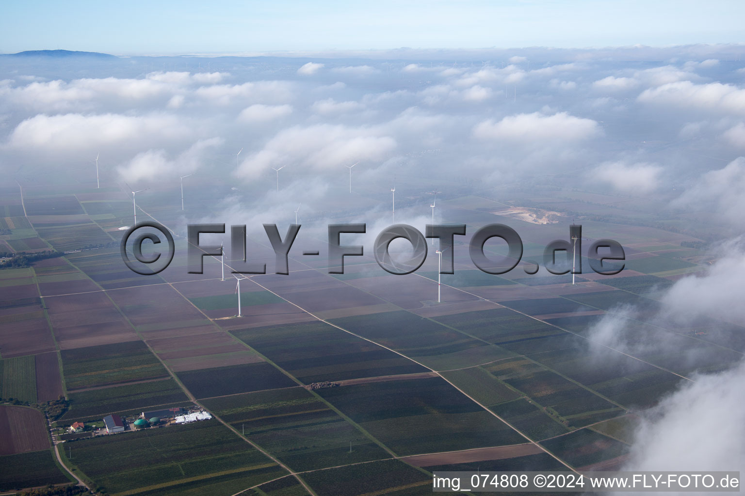 Vue aérienne de Éoliennes sous les nuages dans les champs à Worms à le quartier Leiselheim in Worms dans le département Rhénanie-Palatinat, Allemagne