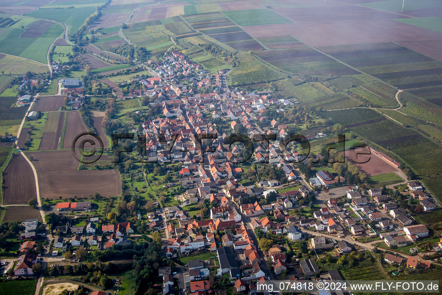 Vue aérienne de Champs agricoles et surfaces utilisables à Kindenheim dans le département Rhénanie-Palatinat, Allemagne