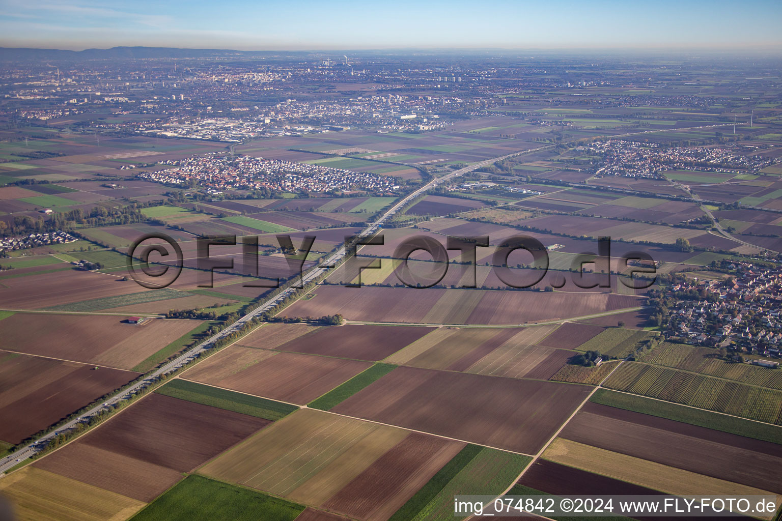 Vue aérienne de Parcours de l'A6 à le quartier Heuchelheim in Heuchelheim bei Frankenthal dans le département Rhénanie-Palatinat, Allemagne