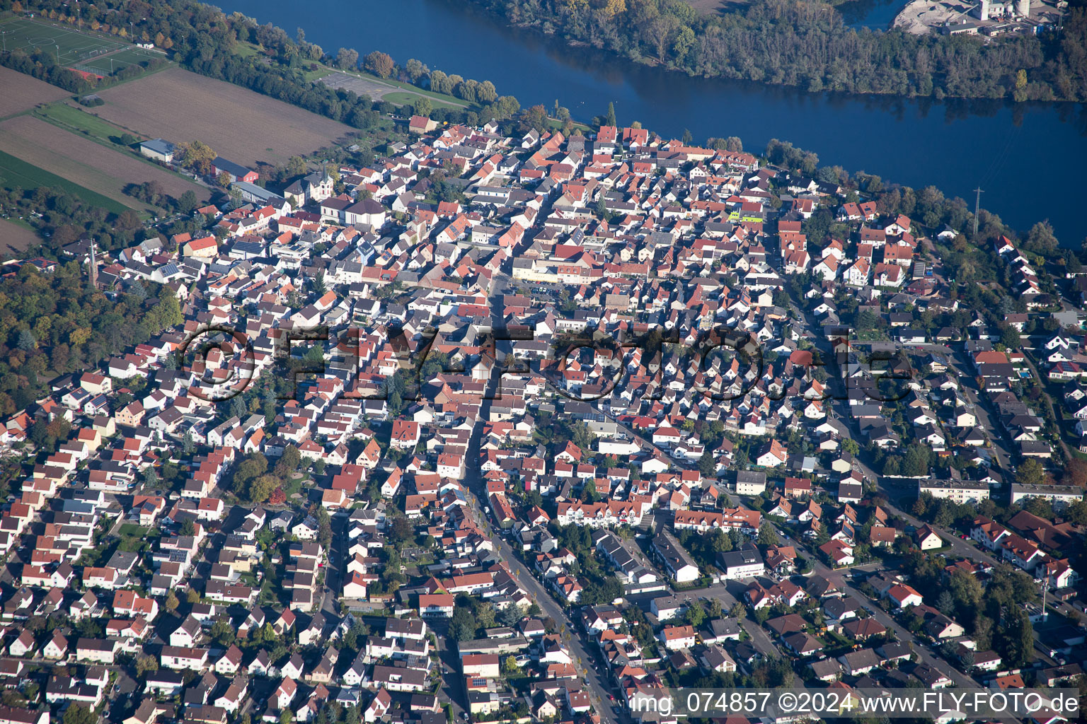 Vue aérienne de Vue sur la ville depuis le centre-ville à le quartier Roxheim in Bobenheim-Roxheim dans le département Rhénanie-Palatinat, Allemagne