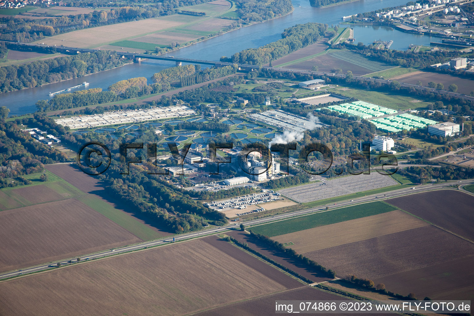 Vue aérienne de Station d'épuration BASF à le quartier Mörsch in Frankenthal dans le département Rhénanie-Palatinat, Allemagne