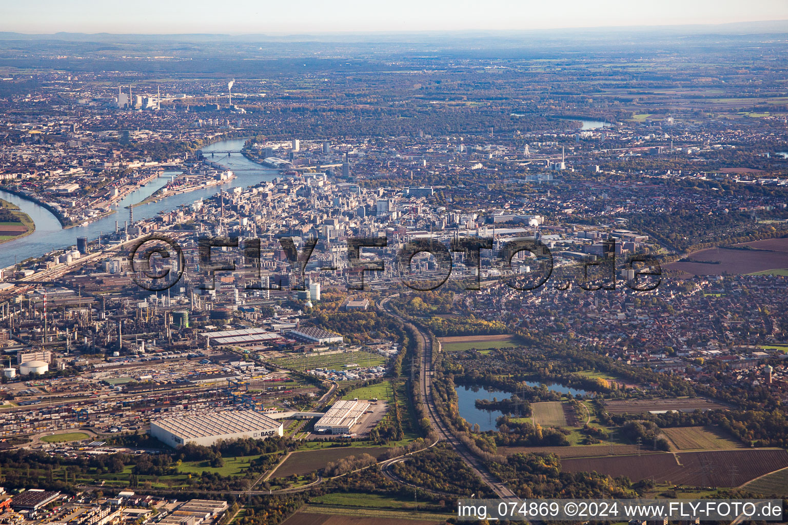 Vue aérienne de Du nord à le quartier BASF in Ludwigshafen am Rhein dans le département Rhénanie-Palatinat, Allemagne