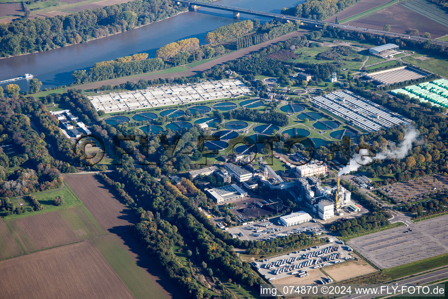 Vue aérienne de Station d'épuration BASF à le quartier Mörsch in Frankenthal dans le département Rhénanie-Palatinat, Allemagne