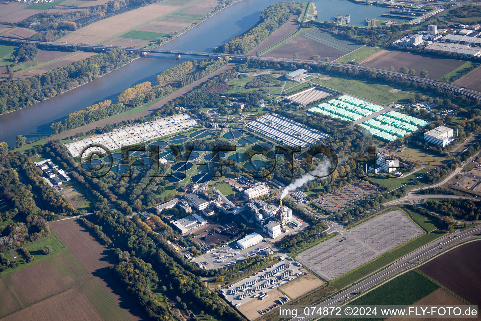 Vue aérienne de Cuves de traitement des eaux usées et étapes de nettoyage pour le traitement des eaux usées de la station d'épuration BASF (Palatinat) à le quartier Mörsch in Frankenthal dans le département Rhénanie-Palatinat, Allemagne