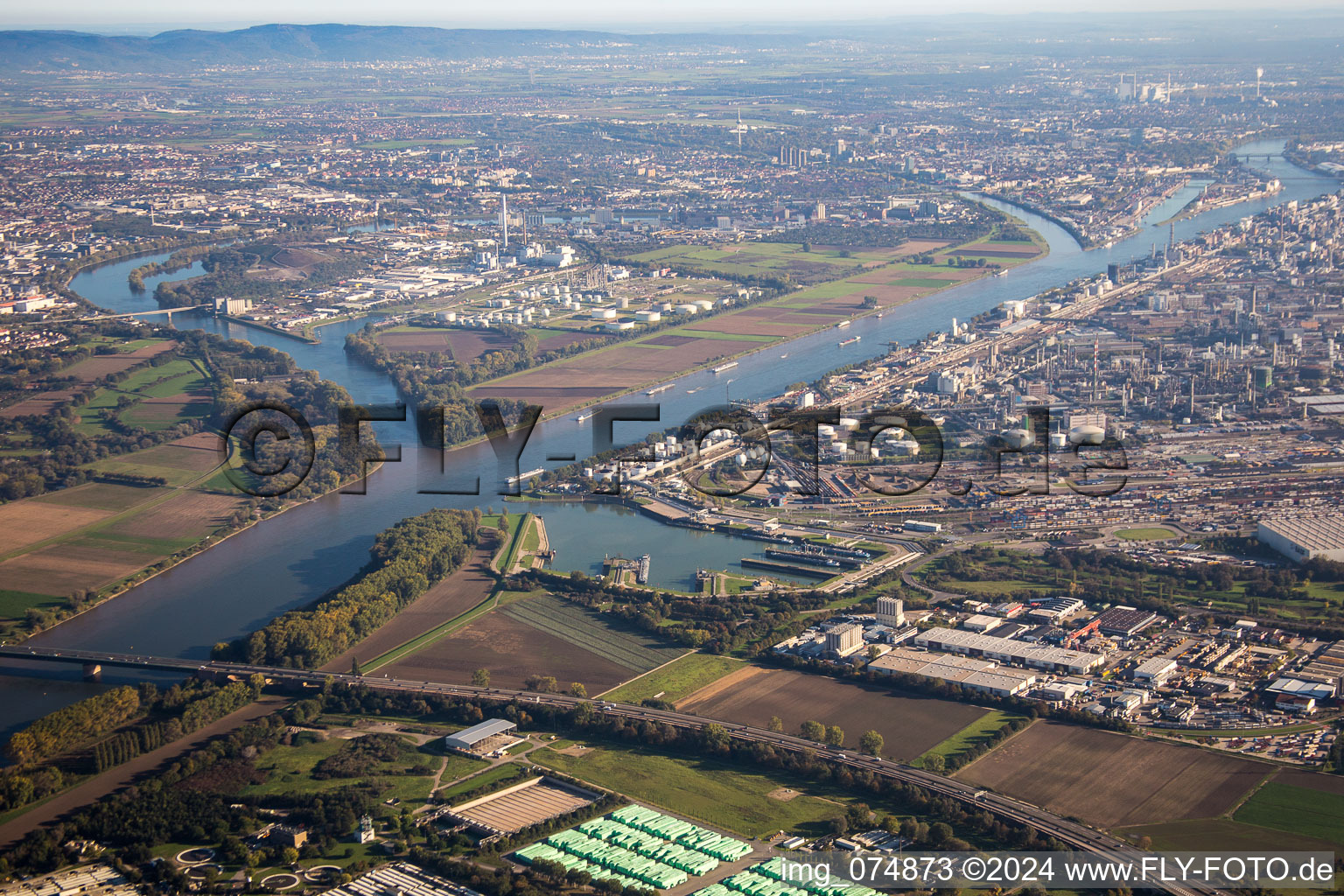 Vue aérienne de Île au bord du Rhin et du Vieux Rhin de Friesenheim dans le quartier de Friesenheimer Insel à le quartier Neckarstadt-West in Mannheim dans le département Bade-Wurtemberg, Allemagne