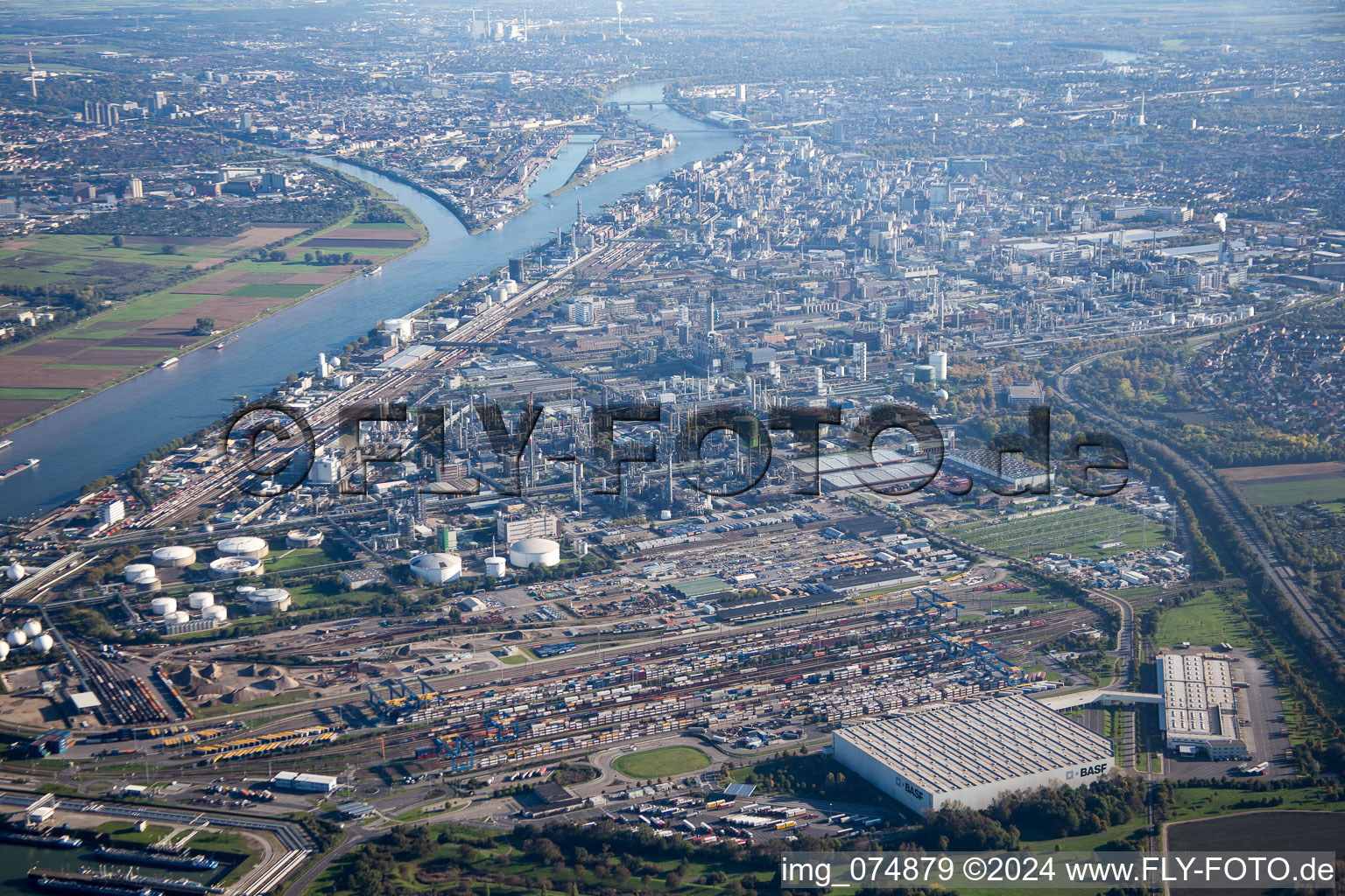 Photographie aérienne de Du nord à le quartier BASF in Ludwigshafen am Rhein dans le département Rhénanie-Palatinat, Allemagne