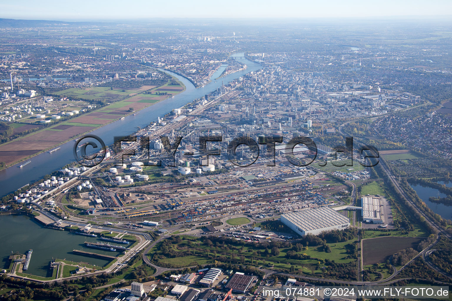 Vue oblique de Du nord à le quartier BASF in Ludwigshafen am Rhein dans le département Rhénanie-Palatinat, Allemagne