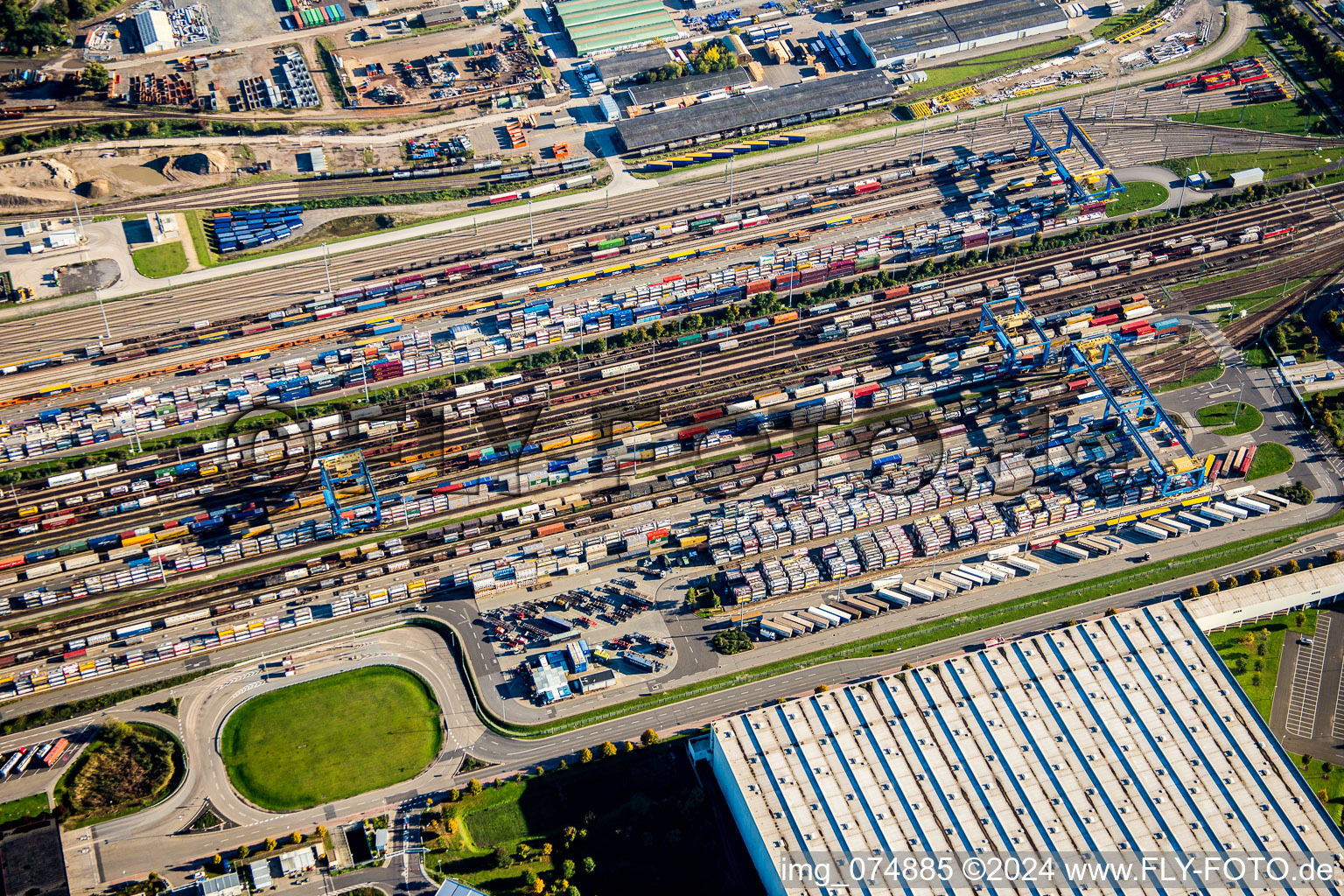 Vue aérienne de Itinéraires ferroviaires et voies sur les voies d'évitement et de manœuvre de la gare de marchandises BASF à le quartier BASF in Ludwigshafen am Rhein dans le département Rhénanie-Palatinat, Allemagne