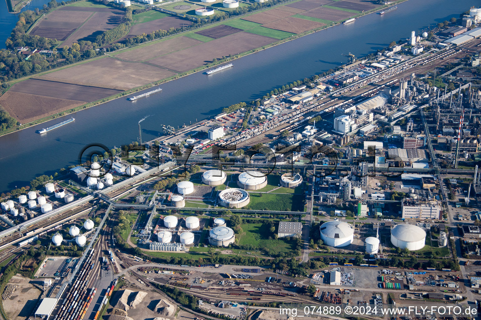 Du nord à le quartier BASF in Ludwigshafen am Rhein dans le département Rhénanie-Palatinat, Allemagne vue d'en haut