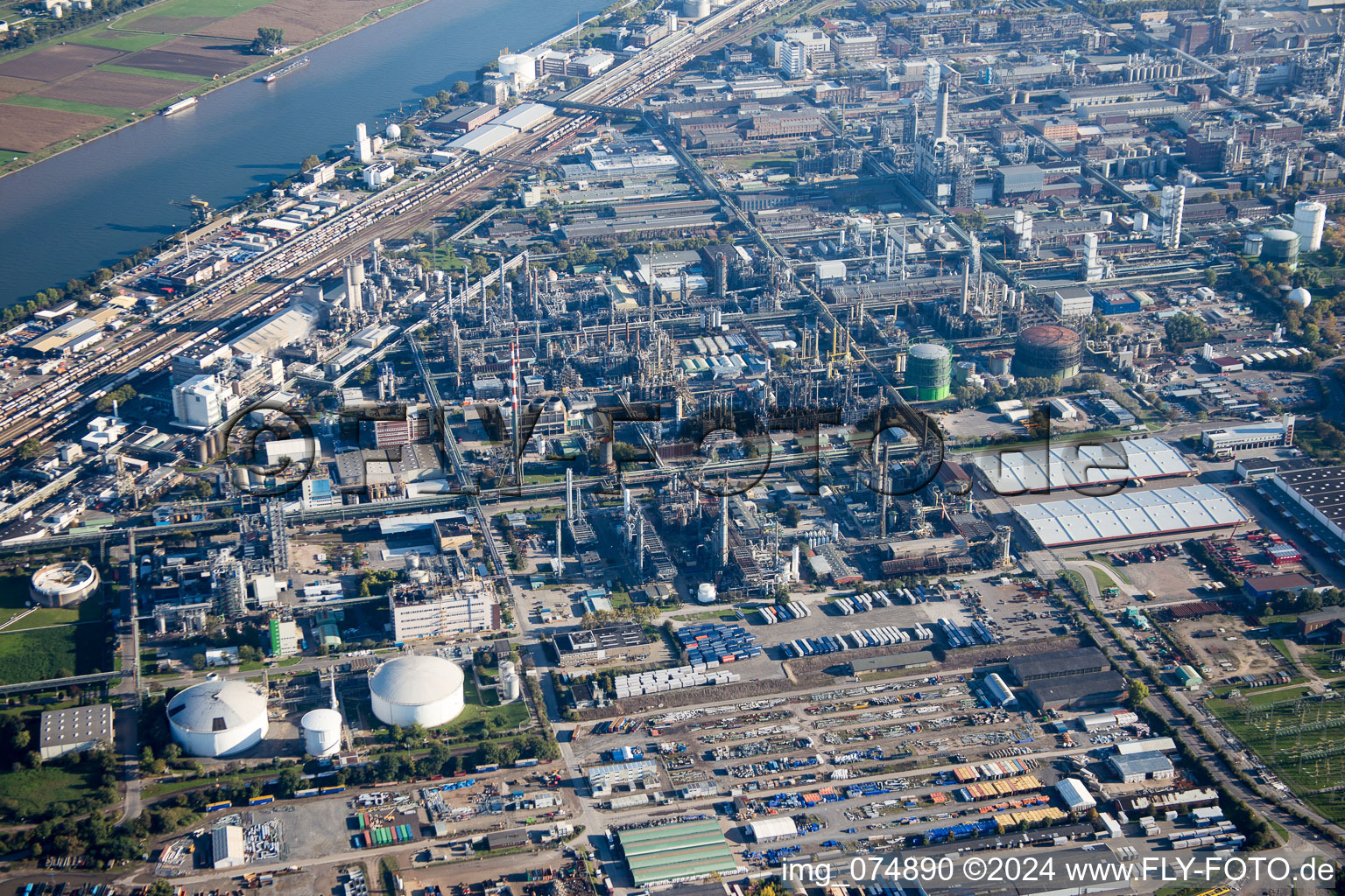 Du nord à le quartier BASF in Ludwigshafen am Rhein dans le département Rhénanie-Palatinat, Allemagne depuis l'avion