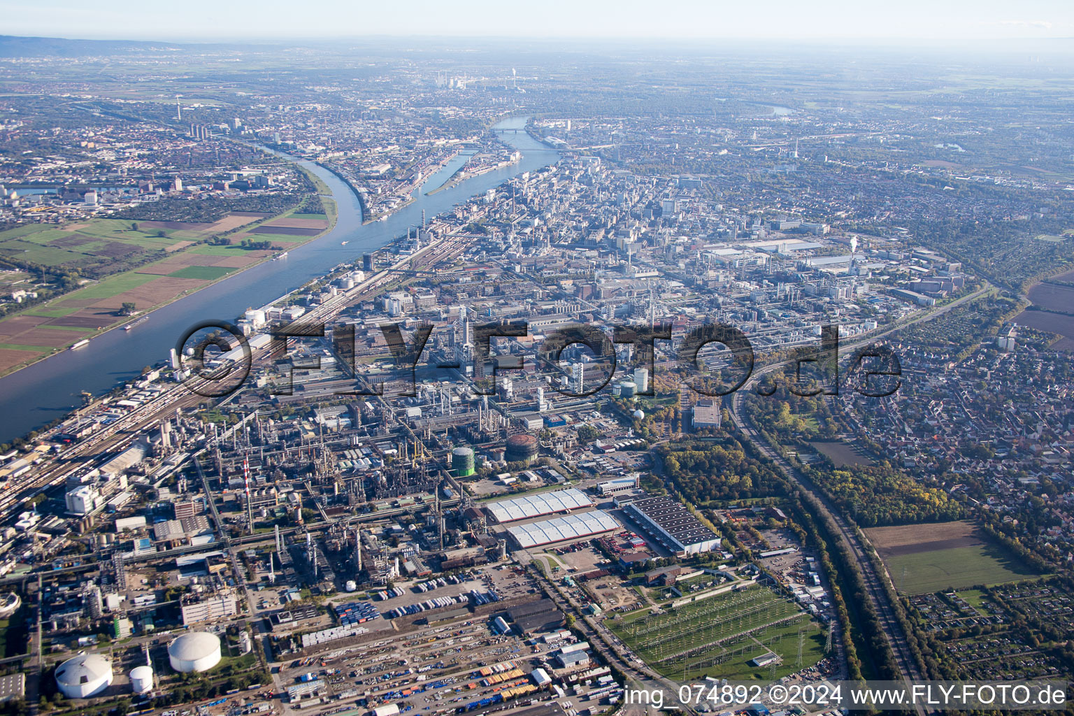 Du nord à le quartier BASF in Ludwigshafen am Rhein dans le département Rhénanie-Palatinat, Allemagne vue du ciel