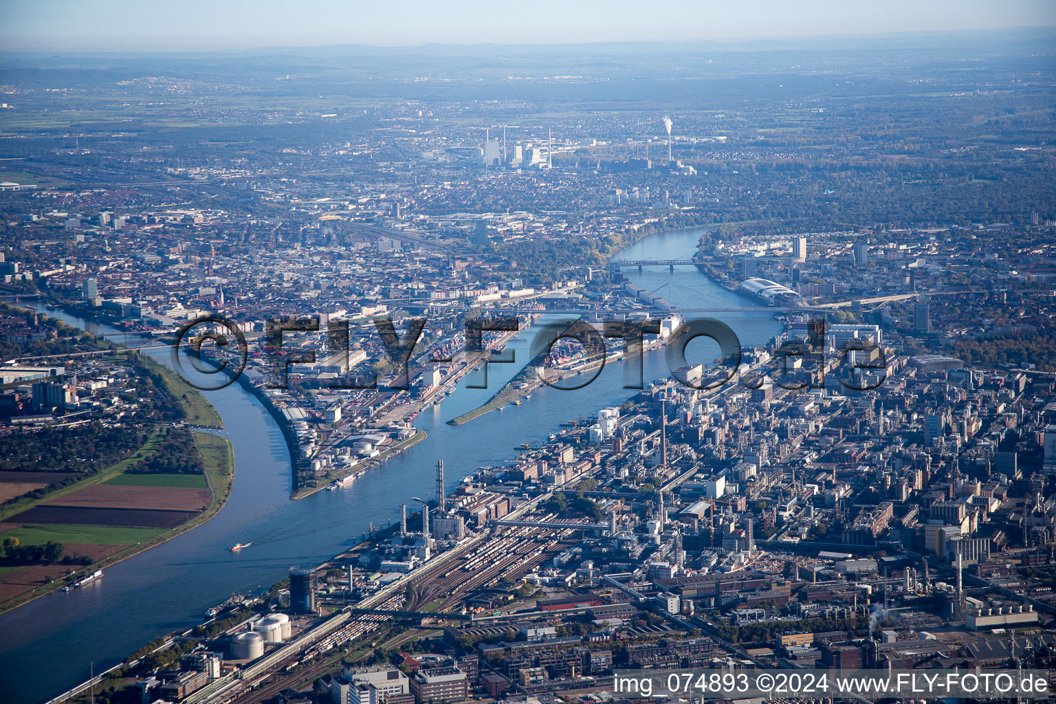 Vue aérienne de Port de Mühlau et embouchure du Neckar à le quartier Innenstadt in Mannheim dans le département Bade-Wurtemberg, Allemagne