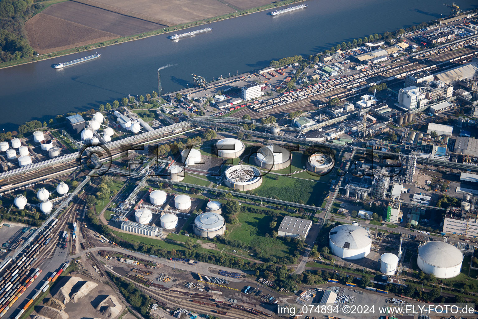 Vue aérienne de Parc de stockage élevé BASF à le quartier BASF in Ludwigshafen am Rhein dans le département Rhénanie-Palatinat, Allemagne