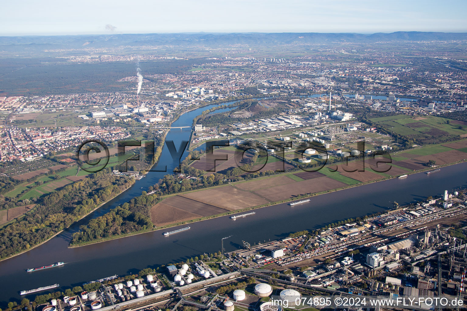 Vue aérienne de Bonadieshafen, île de Friesenheim à le quartier Neckarstadt-West in Mannheim dans le département Bade-Wurtemberg, Allemagne