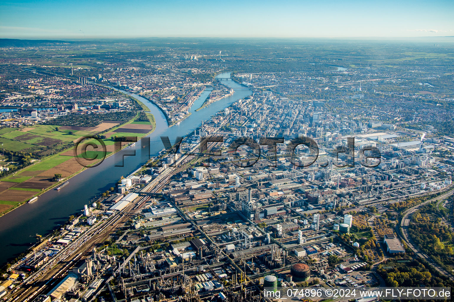 Vue aérienne de Locaux d'usine du producteur de produits chimiques BASF à le quartier BASF in Ludwigshafen am Rhein dans le département Rhénanie-Palatinat, Allemagne