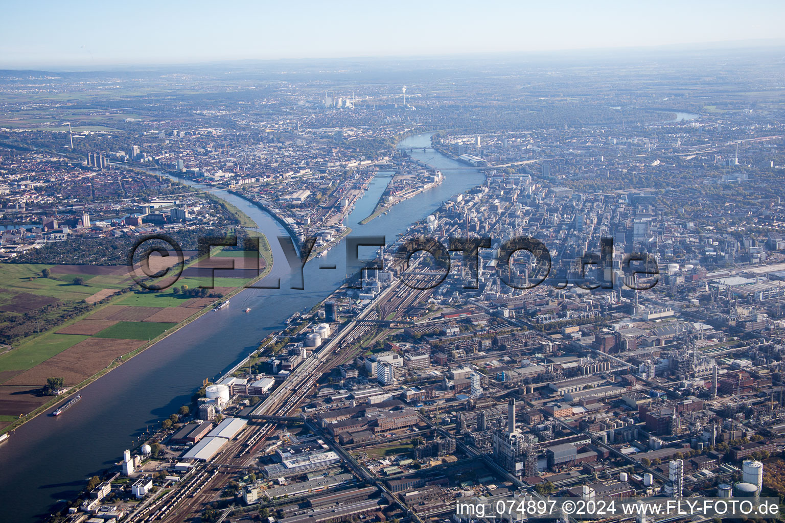 Enregistrement par drone de Du nord à le quartier BASF in Ludwigshafen am Rhein dans le département Rhénanie-Palatinat, Allemagne